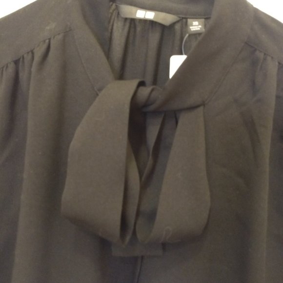 Two Blouse Bundle: Uniqlo and H&M - Picture 2 of 6